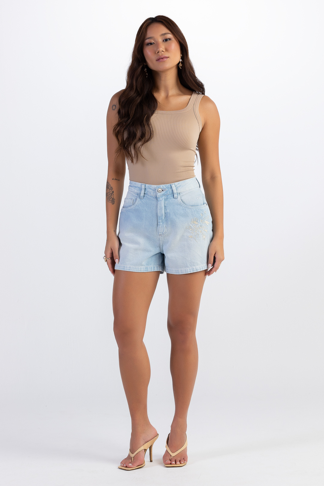 Shorts Feminino Jeans Cintura Alta com Bordado Indigo Delavê
